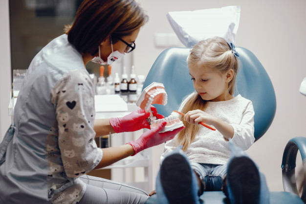 Что происходит во время первого визита моего ребенка к стоматологу?