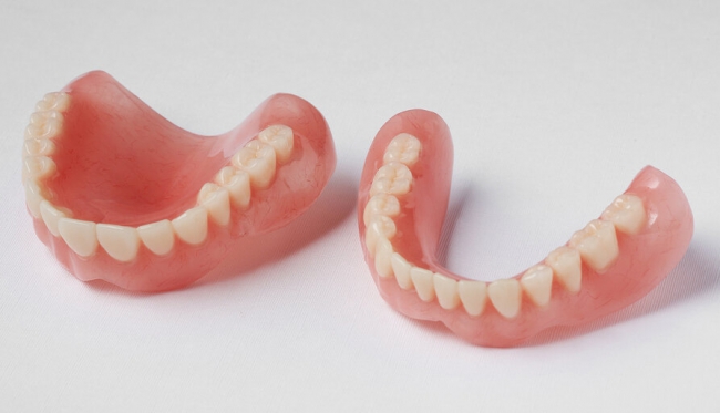 Зубные протезы из нейлона – основные минусы и плюсы
