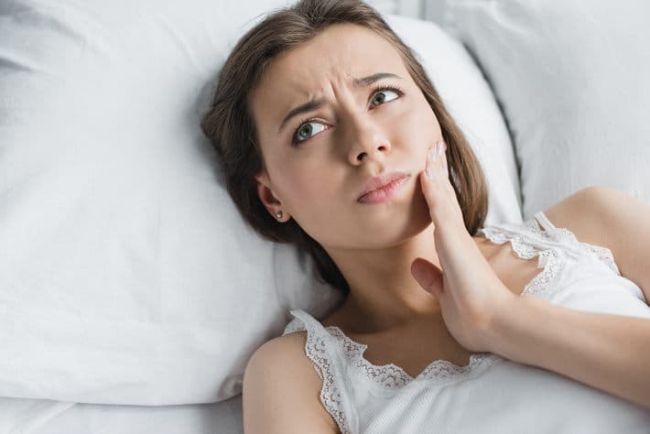 Болит зуб ночью: что делать и какие причины