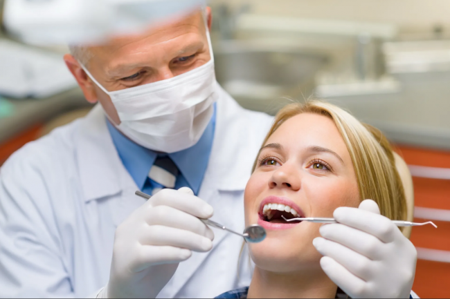 Что лучше пломба или коронка: методы восстановления зубов