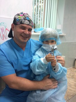  Дмитрий Станиславович, обучает молодое поколение азам челюстно-лицевой хирургии!
