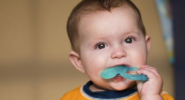 Во сколько лезут зубы у младенцев